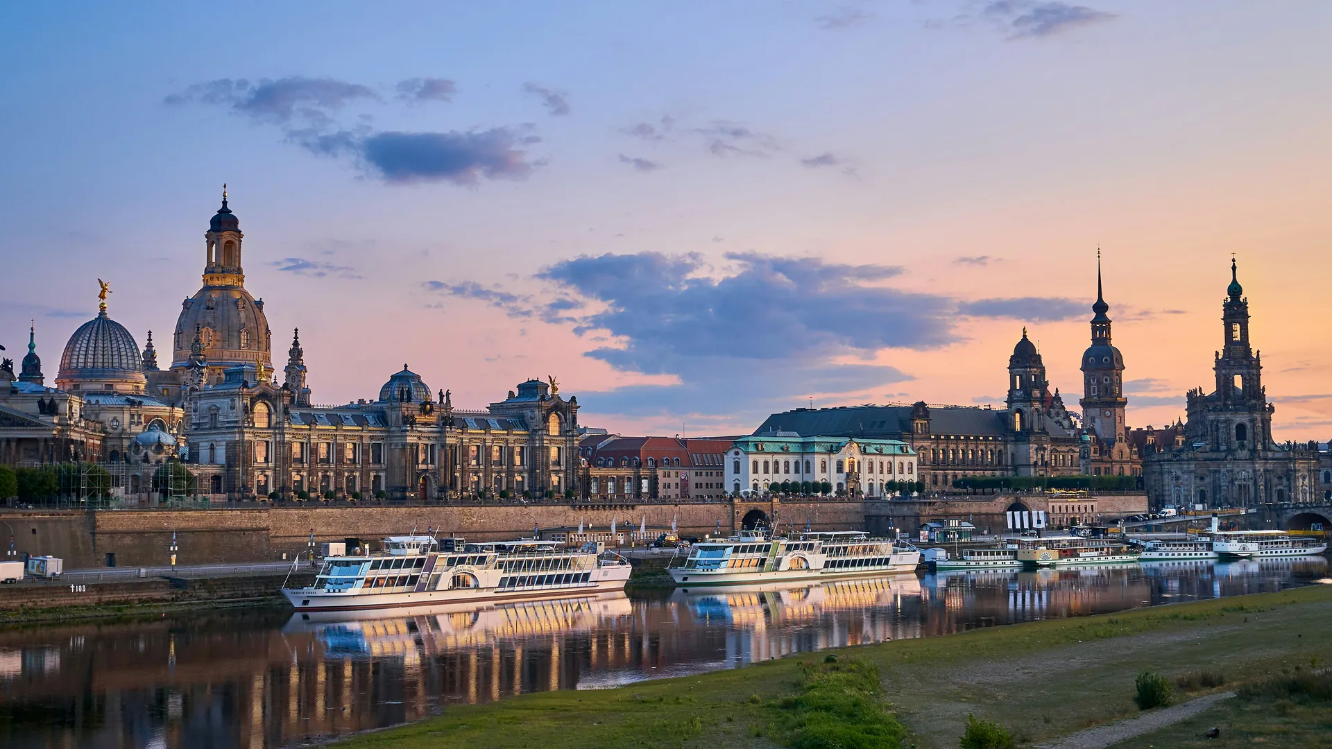 Gün batımında Elbe kıyısından Dresden silüeti
