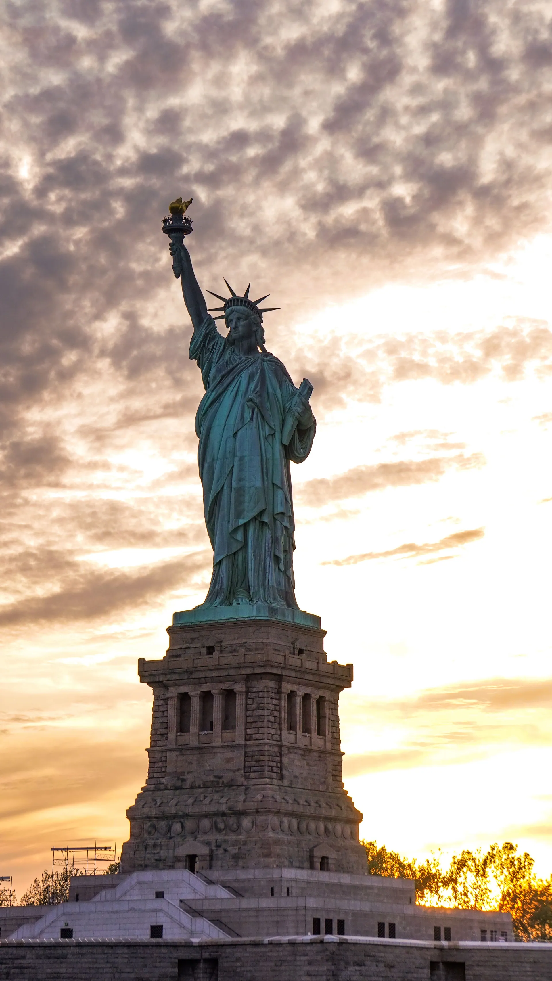 New York'ta taş cepheye asılmış sıra sıra Amerikan bayrakları