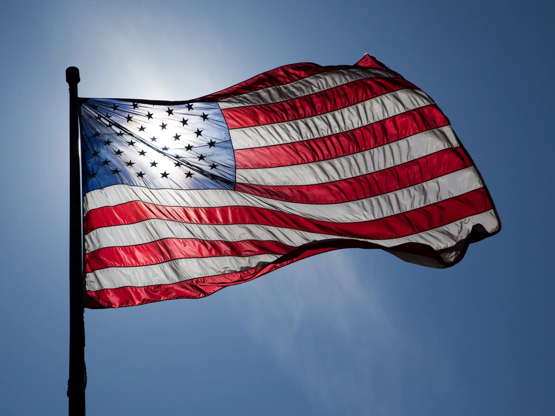 New York'ta taş cepheye asılmış Amerikan bayrakları